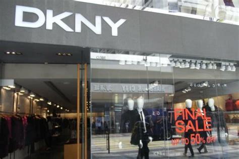 dkny 브랜드, 패션의 미래를 열다: 도시의 리듬과 현대적 감각의 융합